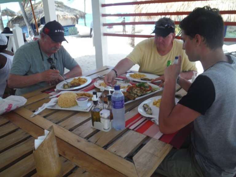 Pescando y Comiendo Fishing Charters