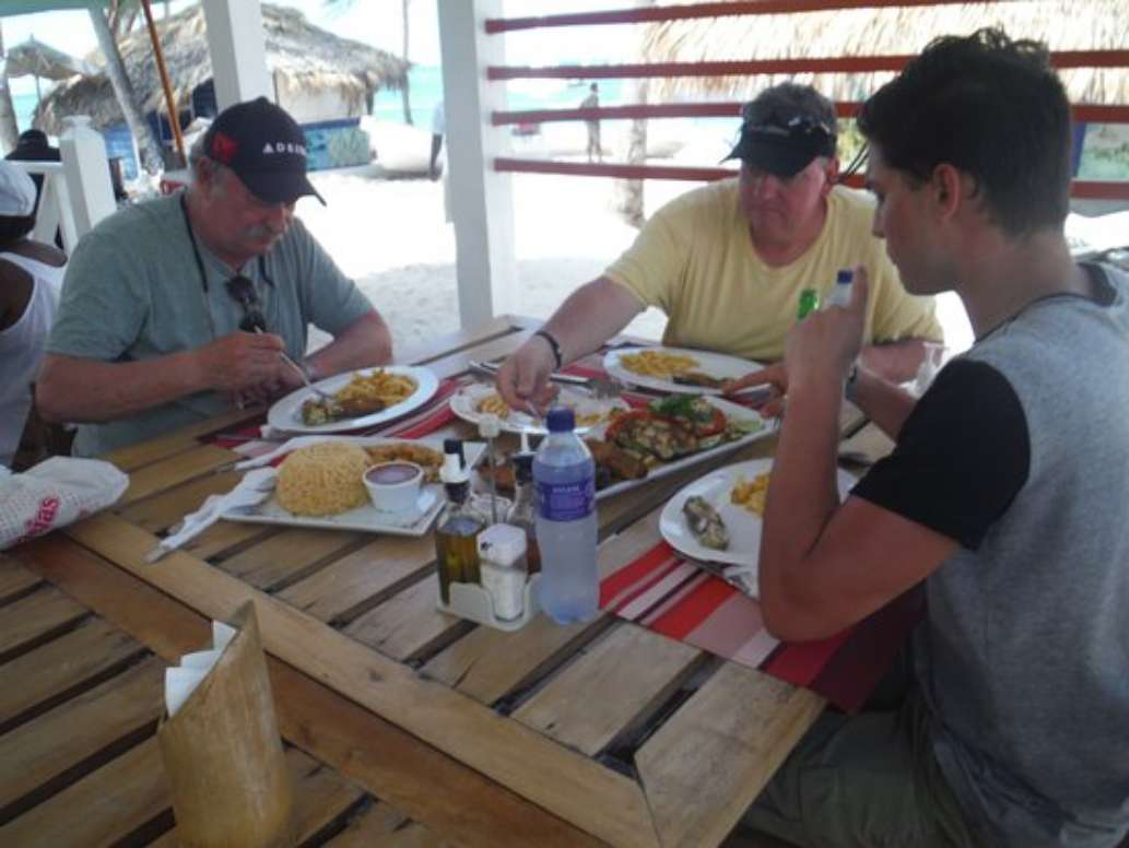 Pescando y Comiendo Fishing Charters